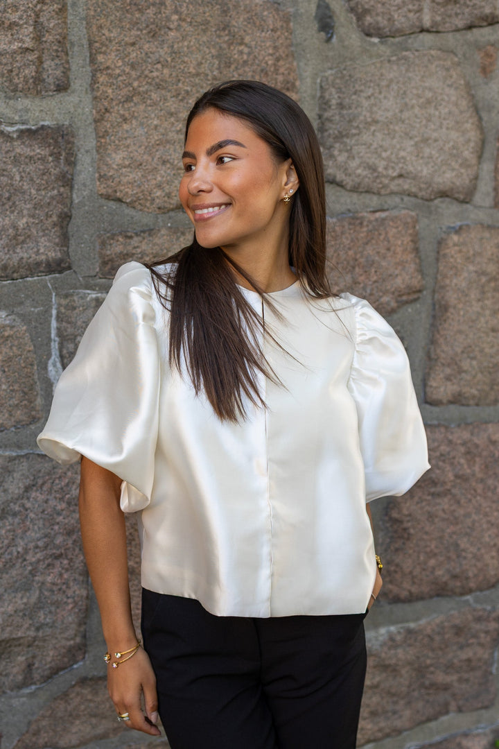 Cleo Puff-Sleeve Satin Blouse Ivory | Skjorter og bluser | Smuk