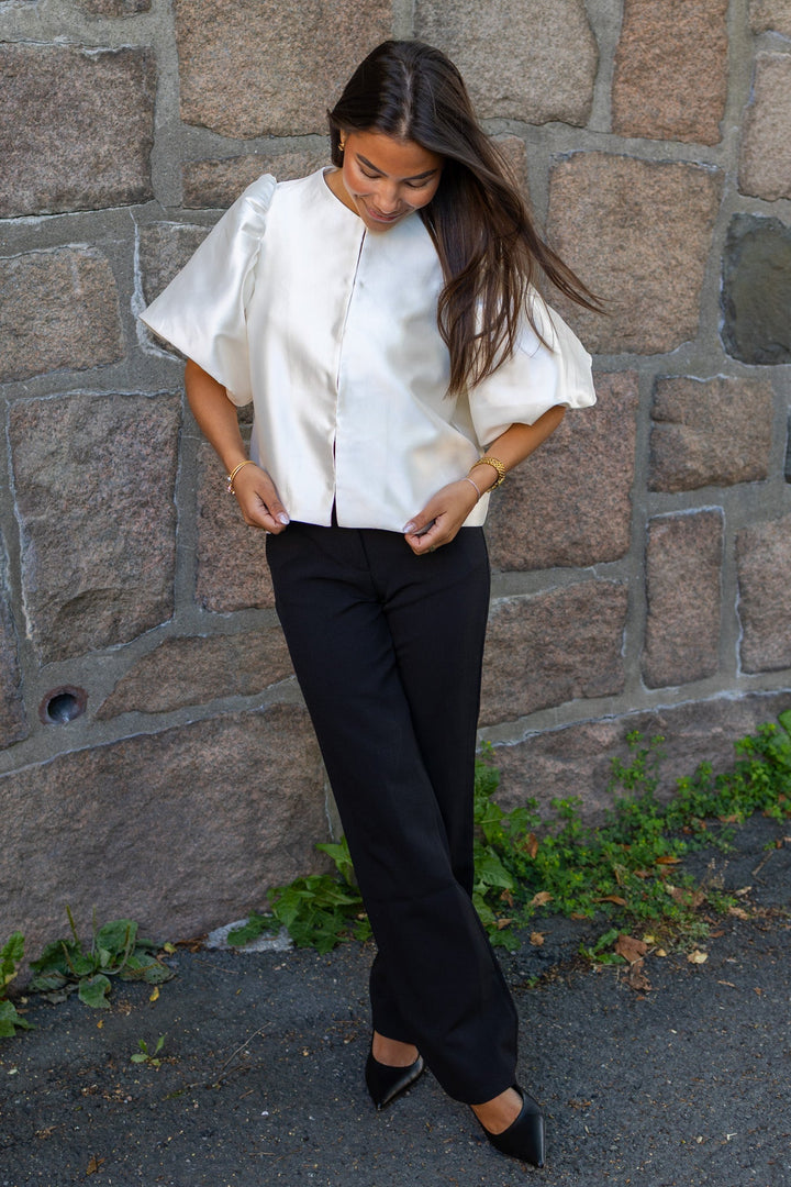 Cleo Puff-Sleeve Satin Blouse Ivory | Skjorter og bluser | Smuk