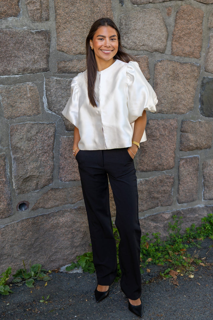 Cleo Puff-Sleeve Satin Blouse Ivory | Skjorter og bluser | Smuk
