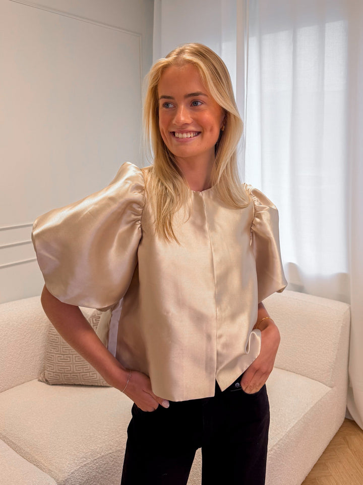 Cleo Puff-Sleeve Satin Blouse Soft Beige | Skjorter og bluser | Smuk