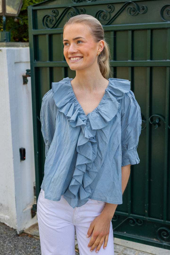 Cotton Frill Blouse Breezy Blue | Skjorter og bluser | Smuk