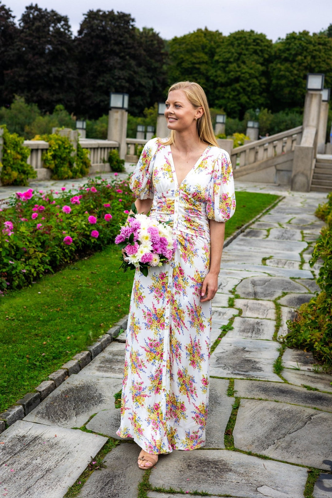 Crepe Satin Rouching Gown Bright Bouquet | Kjoler | Smuk - Dameklær på nett