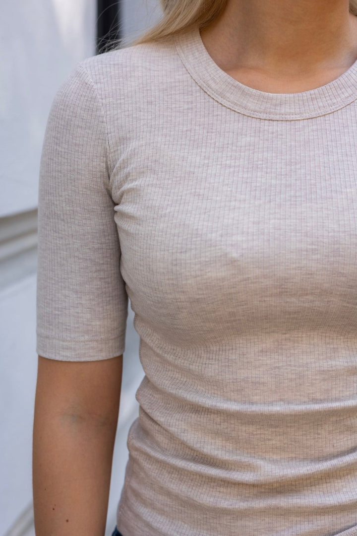Dagnaiw Melange T-Shirt - Ecru | Topper | Smuk - Dameklær på nett