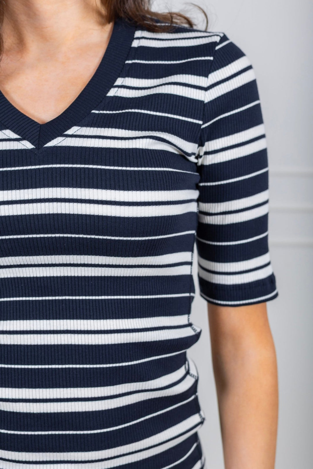 Dagnaiw Striped V T-Shirt Small/Big Stripe Marine Blue | Topper | Smuk - Dameklær på nett
