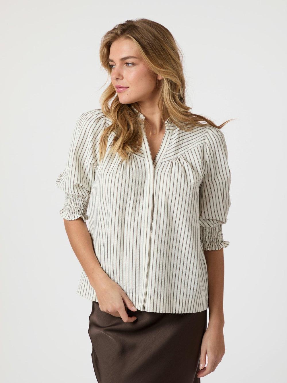 Diana Crepe Stripe Blouse Brown | Skjorter og bluser | Smuk - Dameklær på nett