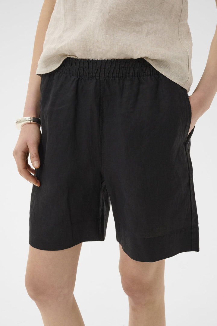 Elinoriw Shorts Black | Shorts | Smuk