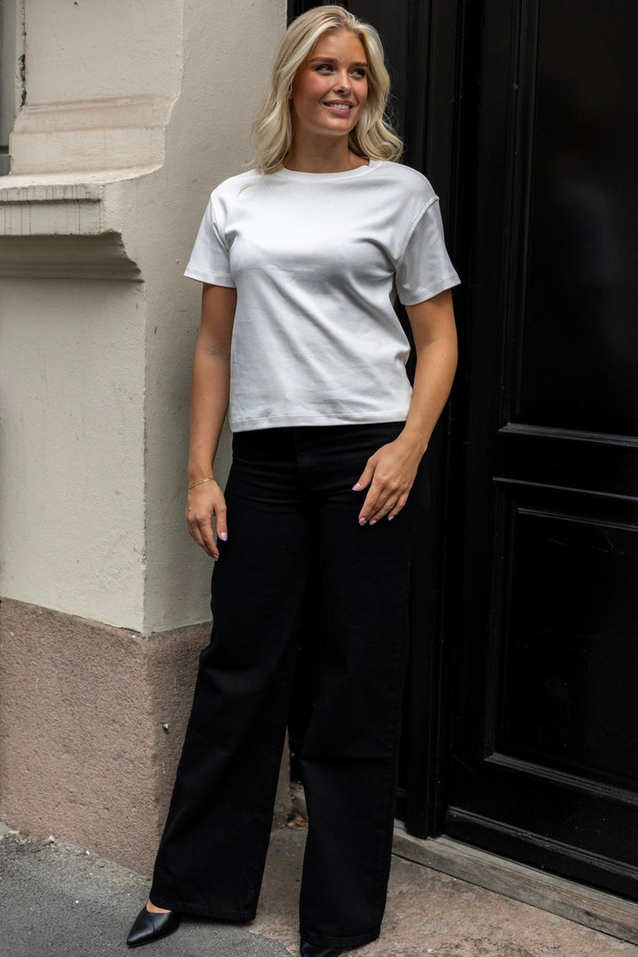 Ember Tee Off - White | Topper | Smuk - Dameklær på nett