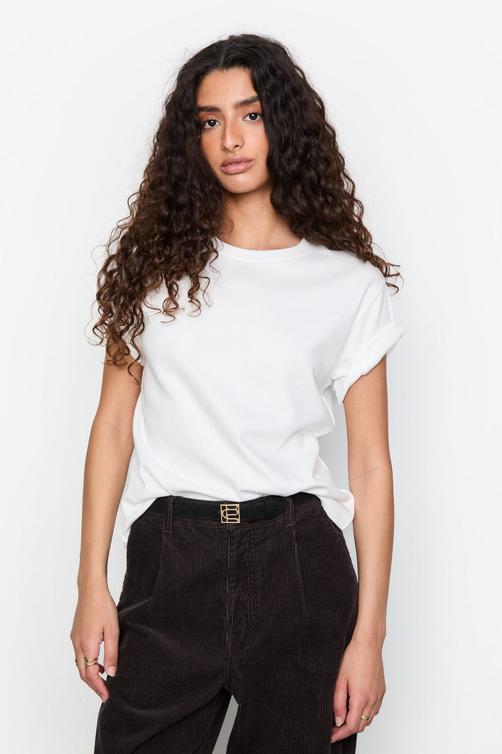 Ember Tee Off - White | Topper | Smuk - Dameklær på nett
