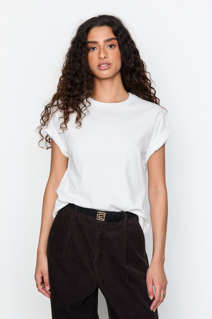 Ember Tee Off - White | Topper | Smuk - Dameklær på nett