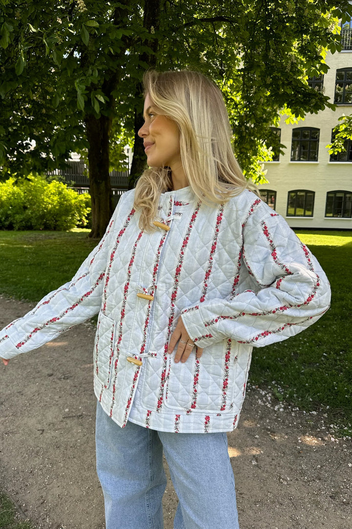Emmaic Quilted Jacket Blue Red Flower Stripe | Yttertøy | Smuk - Dameklær på nett