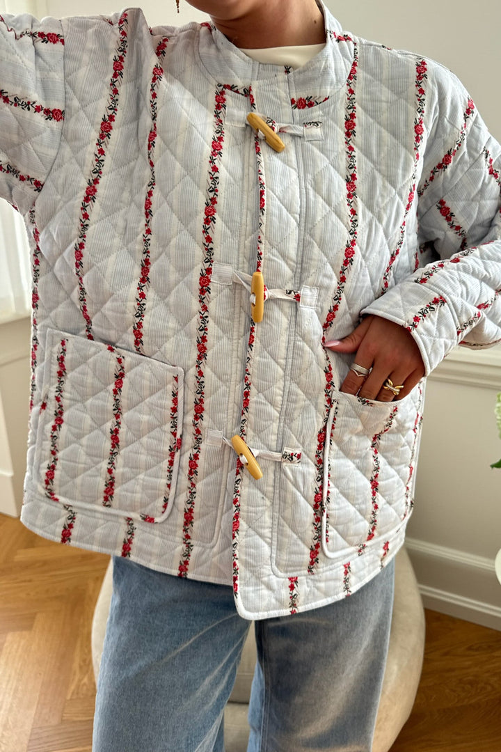 Emmaic Quilted Jacket Blue Red Flower Stripe | Yttertøy | Smuk - Dameklær på nett