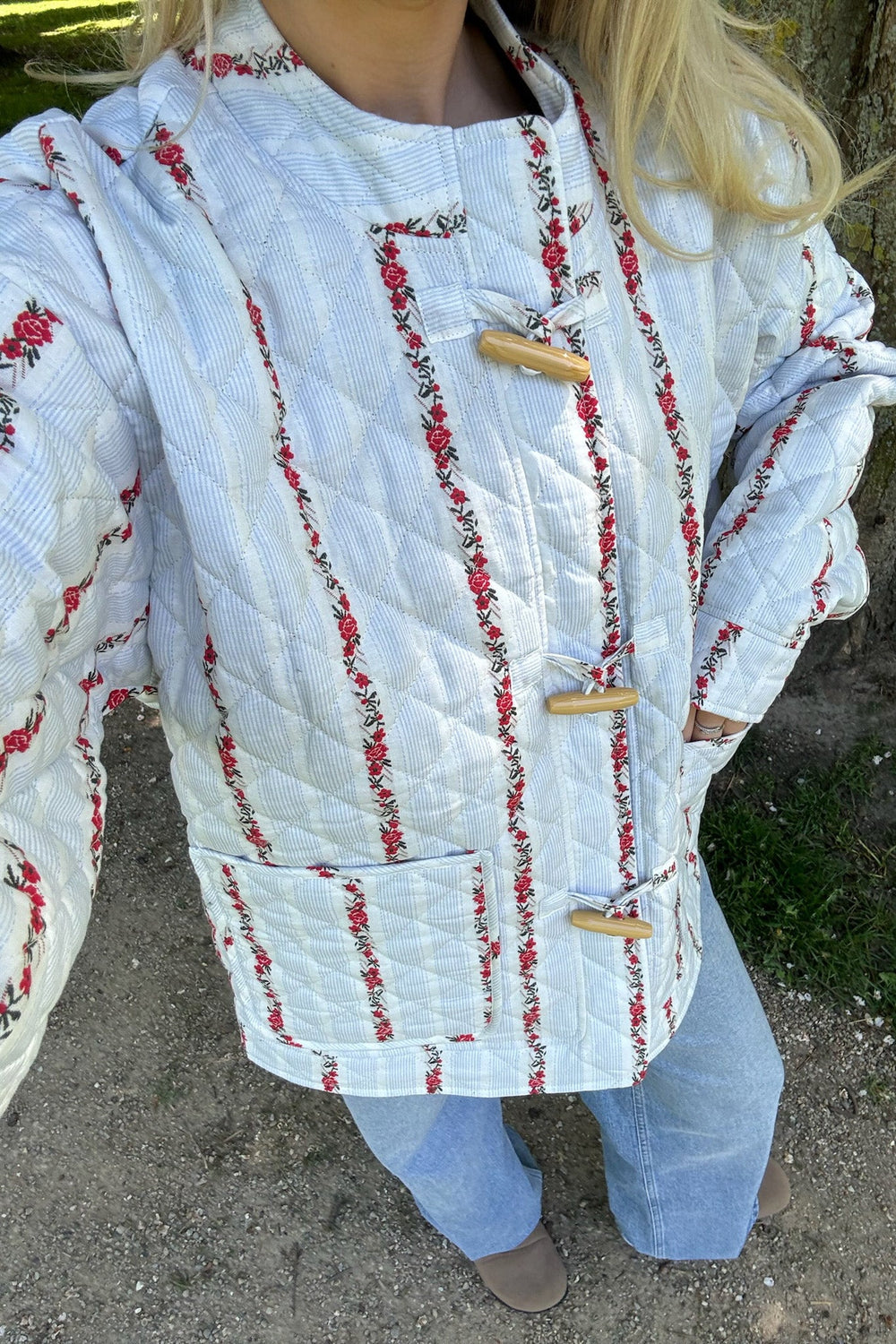 Emmaic Quilted Jacket Blue Red Flower Stripe | Yttertøy | Smuk - Dameklær på nett