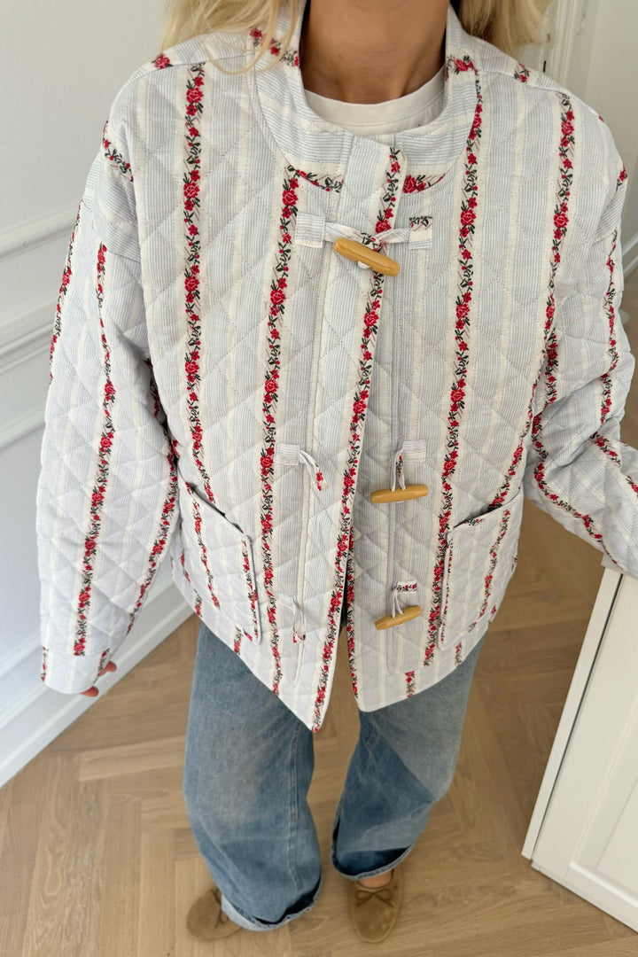 Emmaic Quilted Jacket Blue Red Flower Stripe | Yttertøy | Smuk - Dameklær på nett