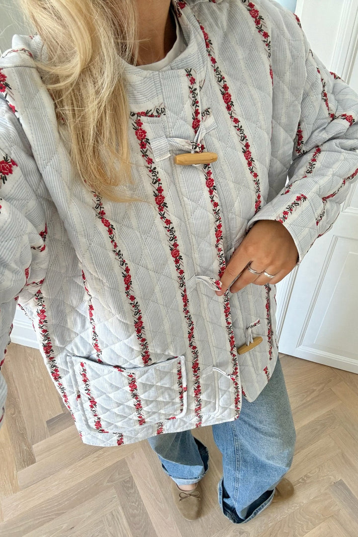 Emmaic Quilted Jacket Blue Red Flower Stripe | Yttertøy | Smuk - Dameklær på nett