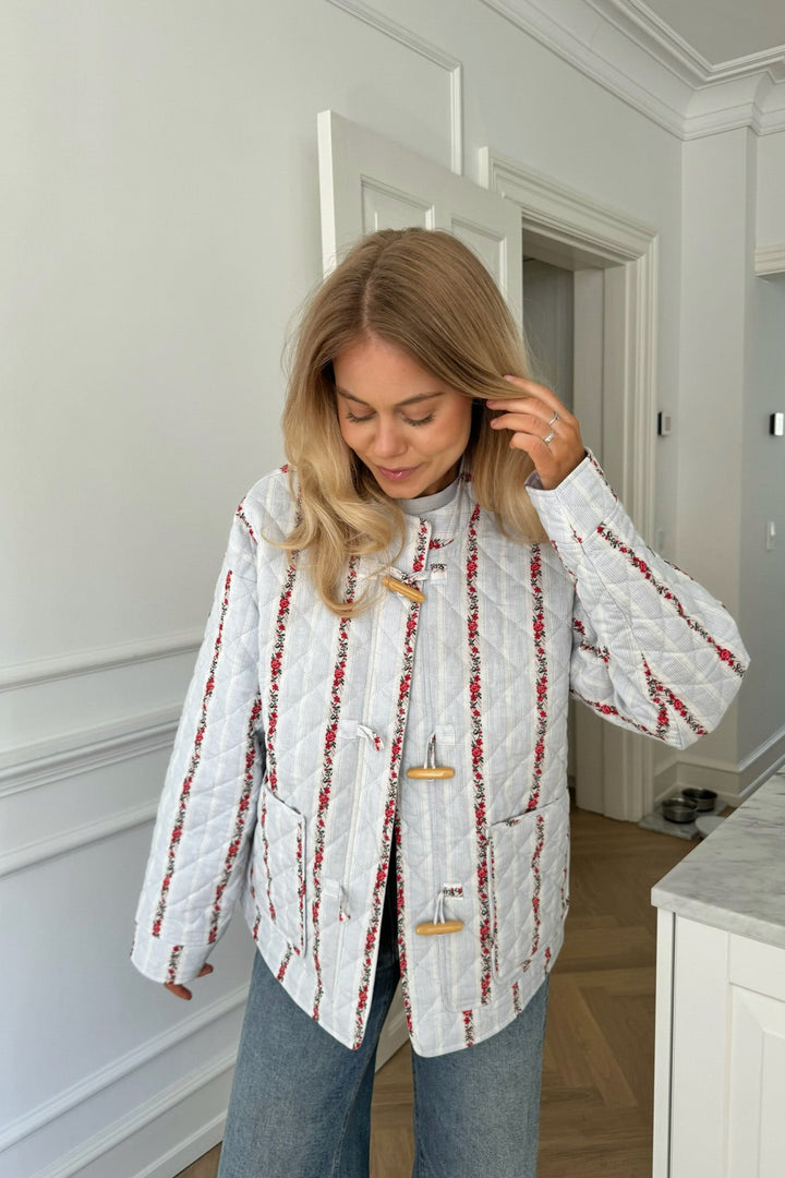 Emmaic Quilted Jacket Blue Red Flower Stripe | Yttertøy | Smuk - Dameklær på nett
