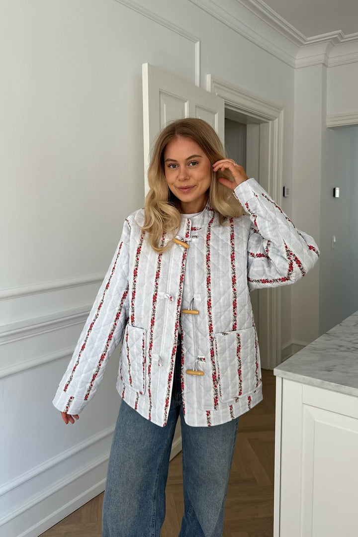Emmaic Quilted Jacket Blue Red Flower Stripe | Yttertøy | Smuk - Dameklær på nett