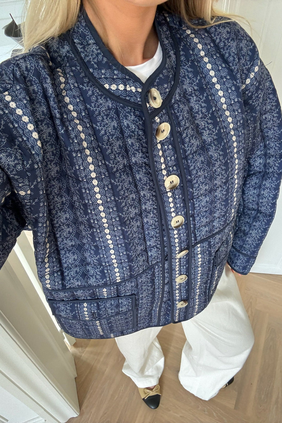 Emmyic Quilted Jacket Navy Flower Print | Yttertøy | Smuk - Dameklær på nett