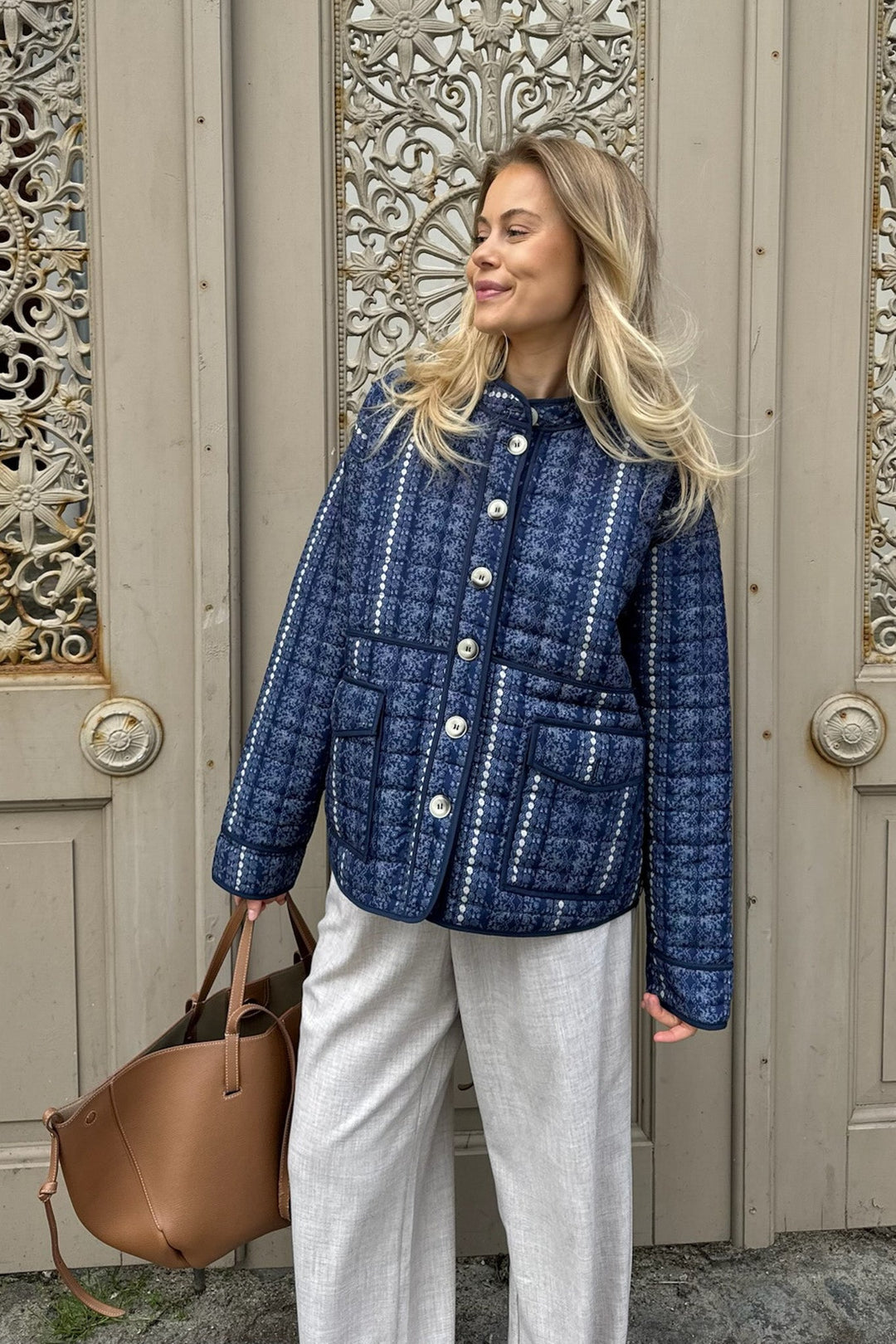 Emmyic Quilted Jacket Navy Flower Print | Yttertøy | Smuk - Dameklær på nett