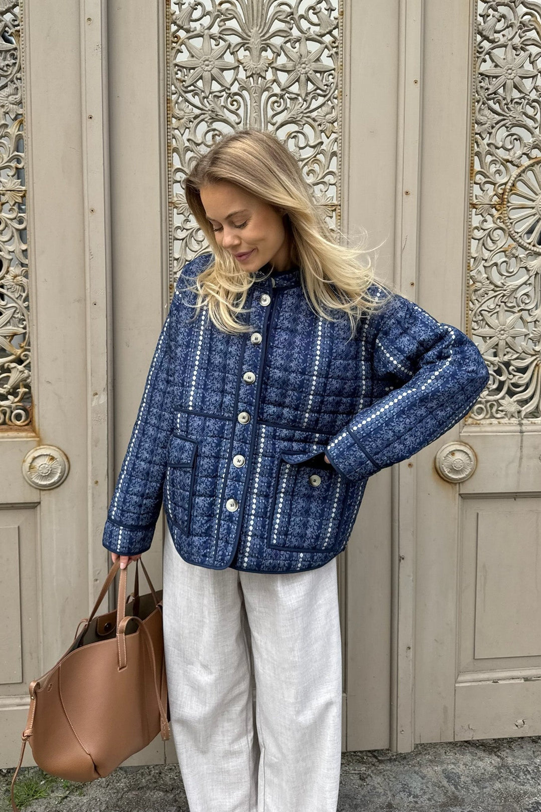 Emmyic Quilted Jacket Navy Flower Print | Yttertøy | Smuk - Dameklær på nett
