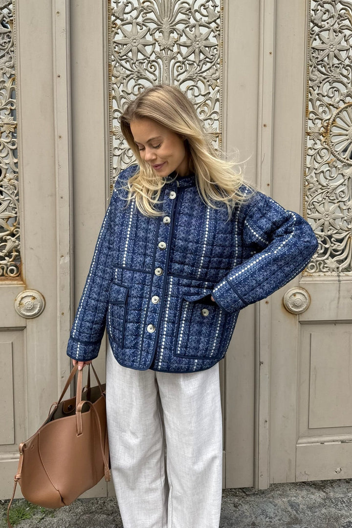 Emmyic Quilted Jacket Navy Flower Print | Yttertøy | Smuk - Dameklær på nett