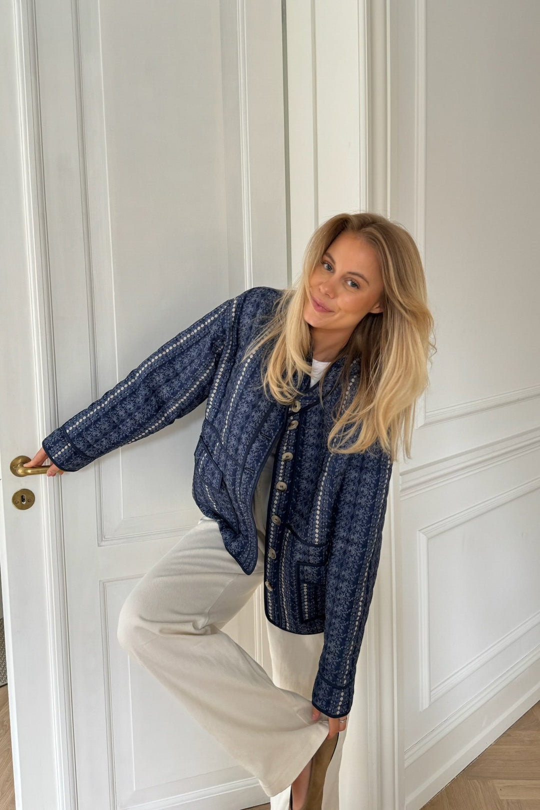Emmyic Quilted Jacket Navy Flower Print | Yttertøy | Smuk - Dameklær på nett