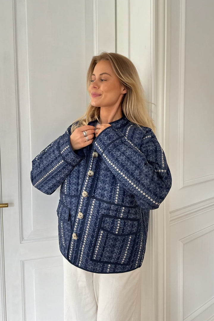 Emmyic Quilted Jacket Navy Flower Print | Yttertøy | Smuk - Dameklær på nett