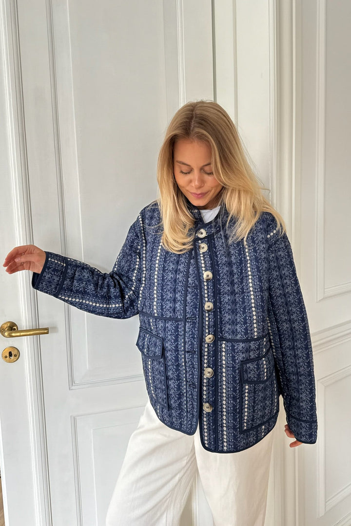 Emmyic Quilted Jacket Navy Flower Print | Yttertøy | Smuk - Dameklær på nett