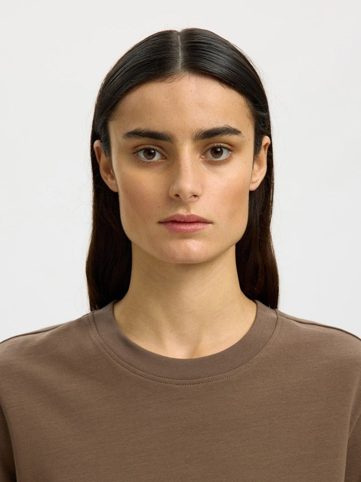 Essential Ssoxy Tee Chocolate Chip | Topper | Smuk