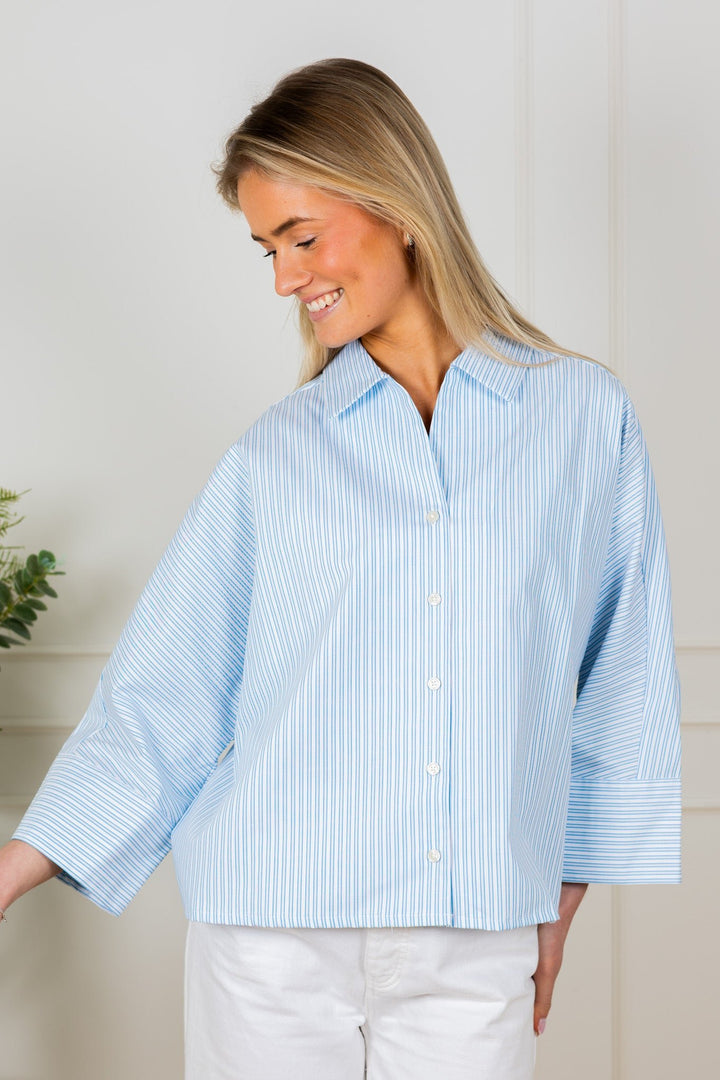Ester Oversize 3/4 Shirt Malibu Blue Stripe | Skjorter og bluser | Smuk