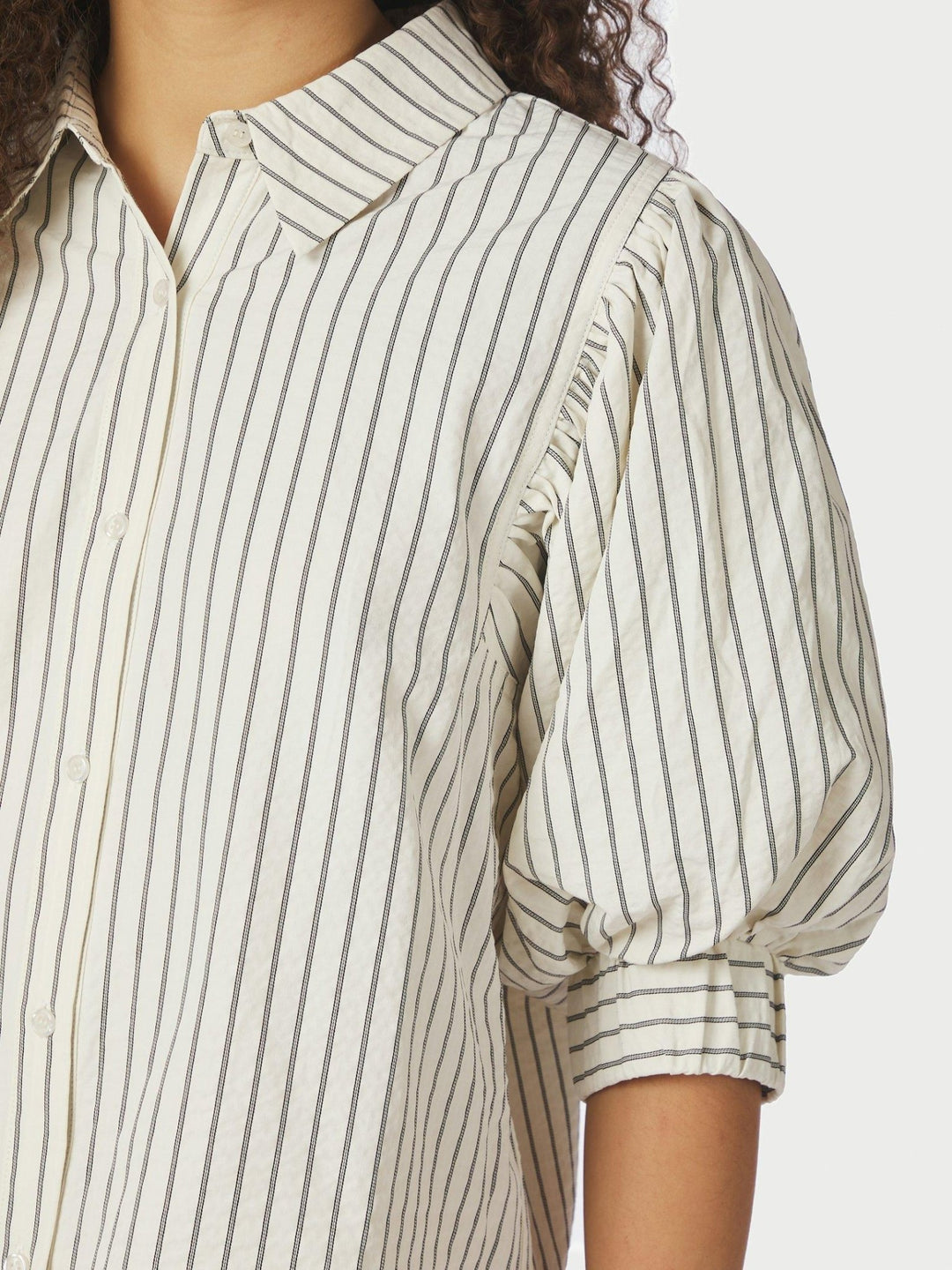 Etta Slim Stripe Shirt Off White | Skjorter og bluser | Smuk
