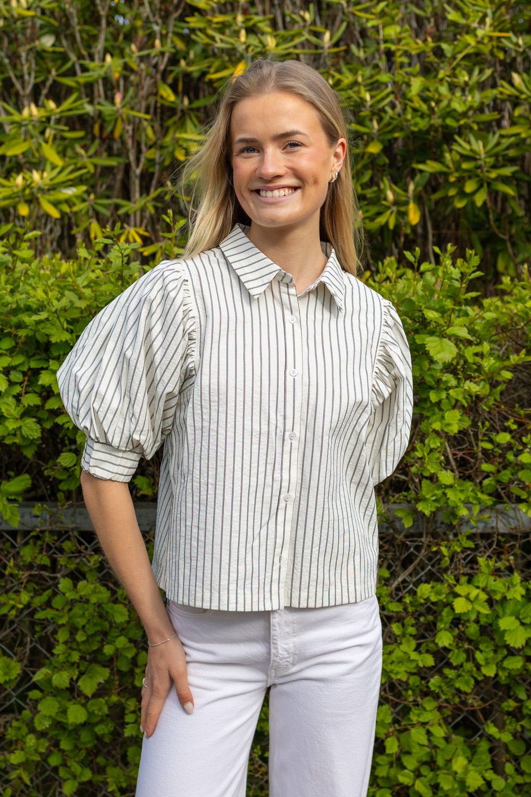 Etta Slim Stripe Shirt Off White | Skjorter og bluser | Smuk