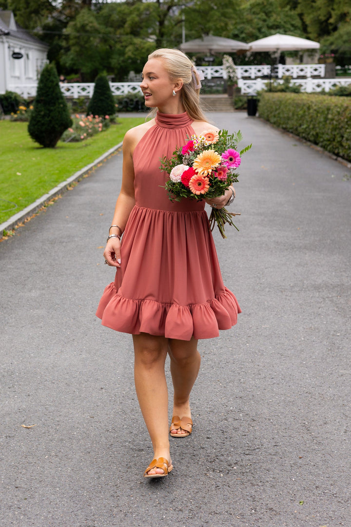 Fern Halterneck Ruffled Mini Dress Terracotta | Kjoler | Smuk - Dameklær på nett