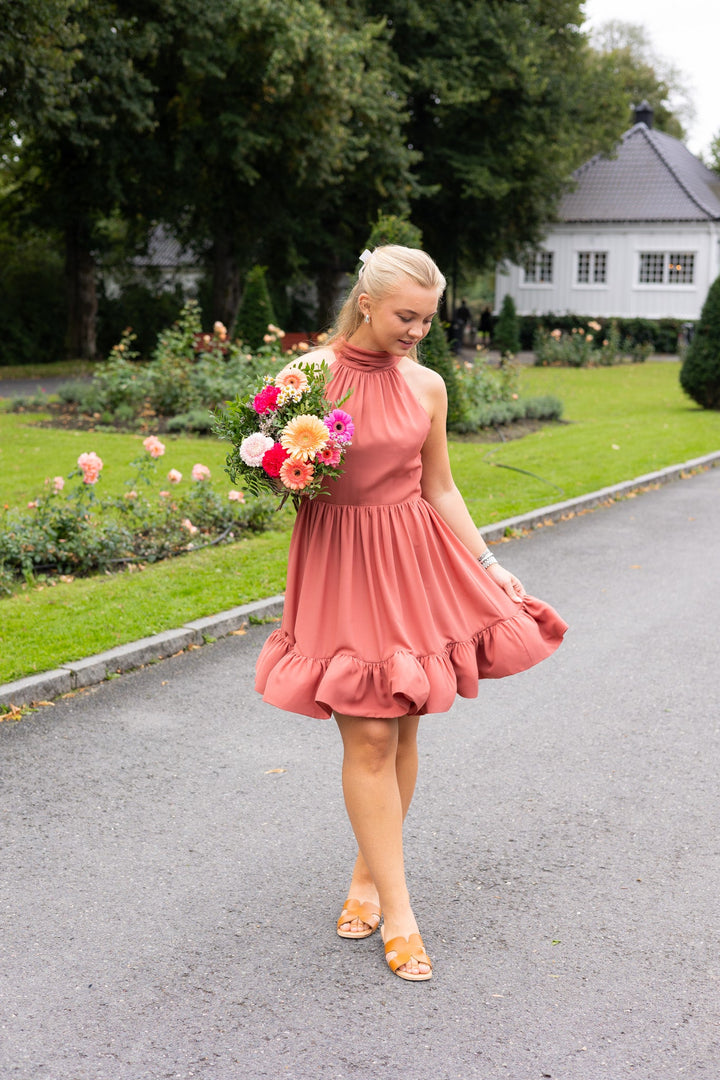 Fern Halterneck Ruffled Mini Dress Terracotta | Kjoler | Smuk - Dameklær på nett