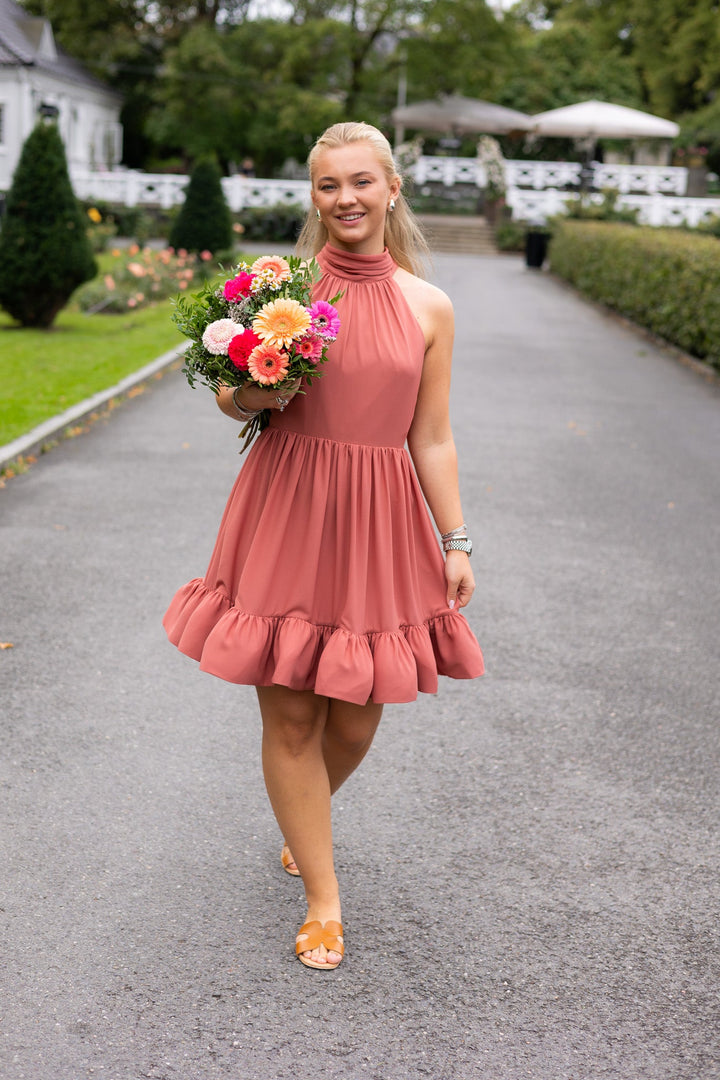 Fern Halterneck Ruffled Mini Dress Terracotta | Kjoler | Smuk - Dameklær på nett