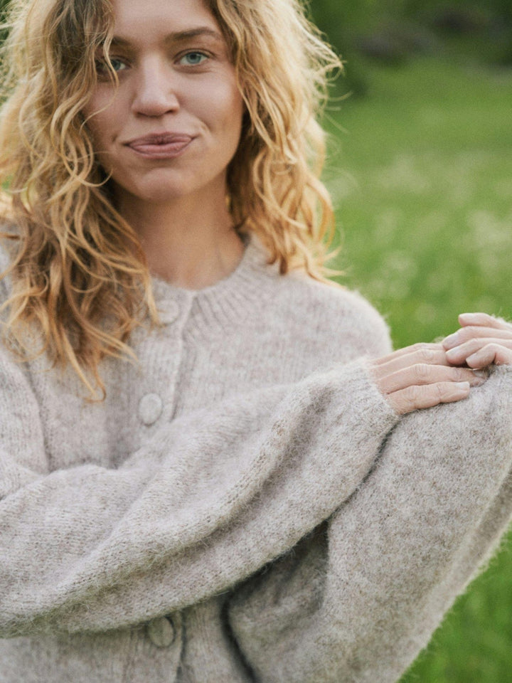 Gio Fluffy Knit Cardigan Beige Melange | Genser | Smuk