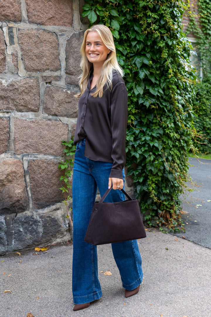 Hazelle Drapy Satin Shirt Dark Brown | Skjorter og bluser | Smuk