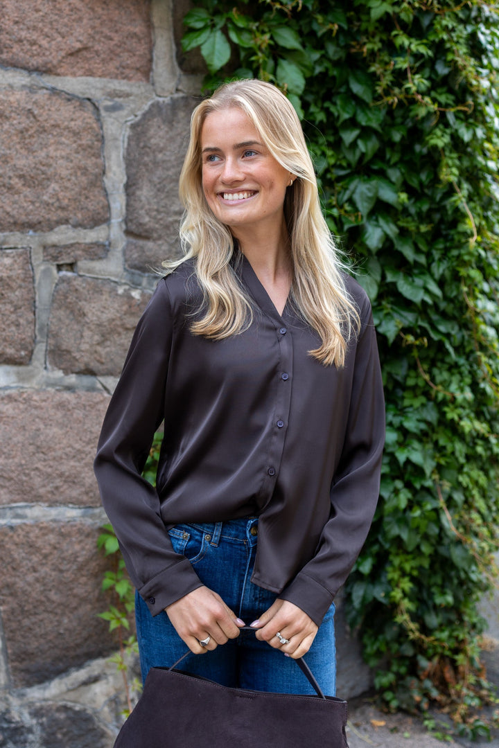 Hazelle Drapy Satin Shirt Dark Brown | Skjorter og bluser | Smuk