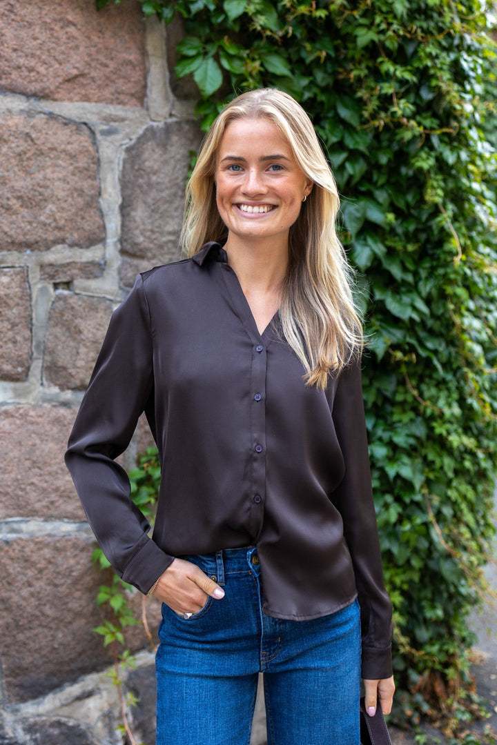 Hazelle Drapy Satin Shirt Dark Brown | Skjorter og bluser | Smuk