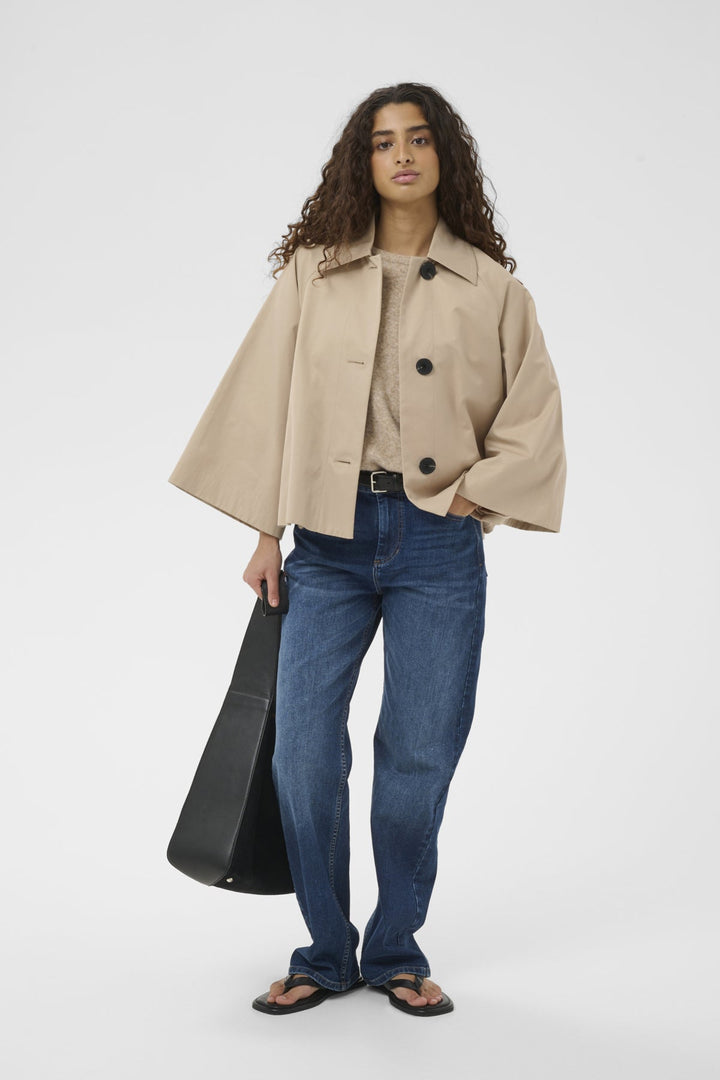 Hinona Cape Jacket Sandstone | Yttertøy | Smuk