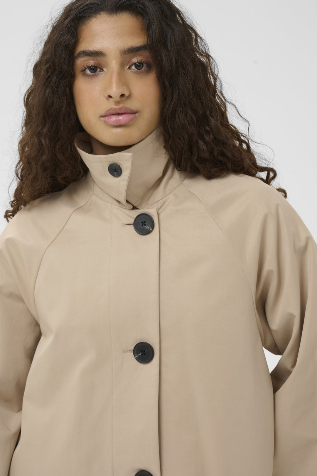 Hinona Cape Jacket Sandstone | Yttertøy | Smuk