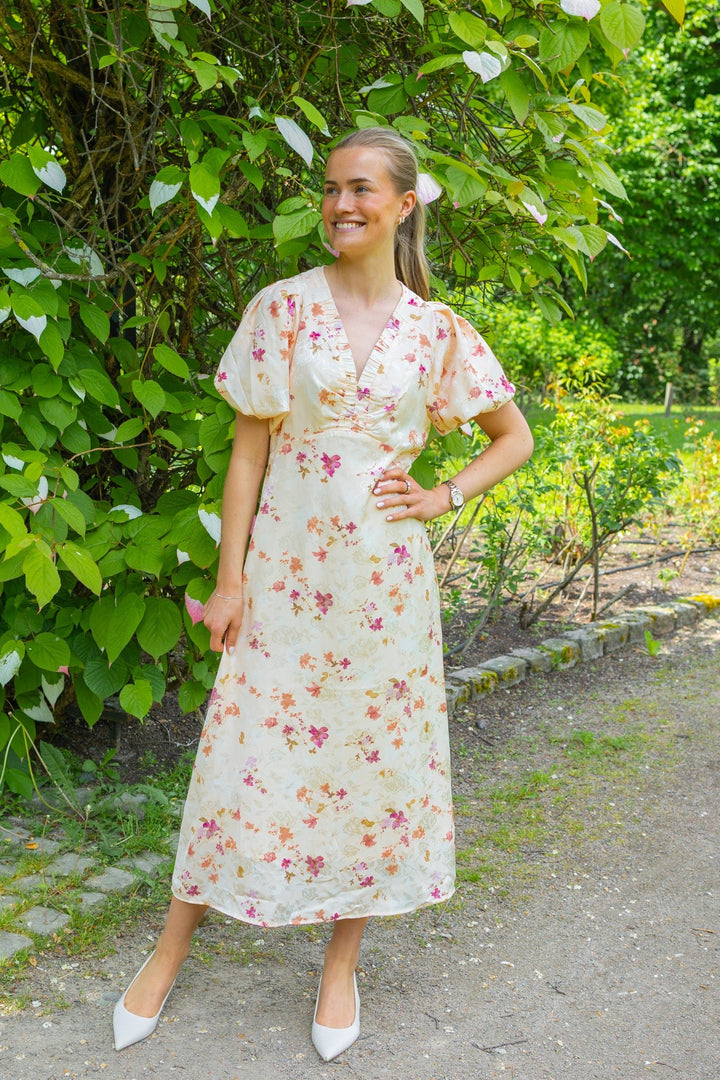 Illana Sateen Print Dress Creme | Kjoler | Smuk