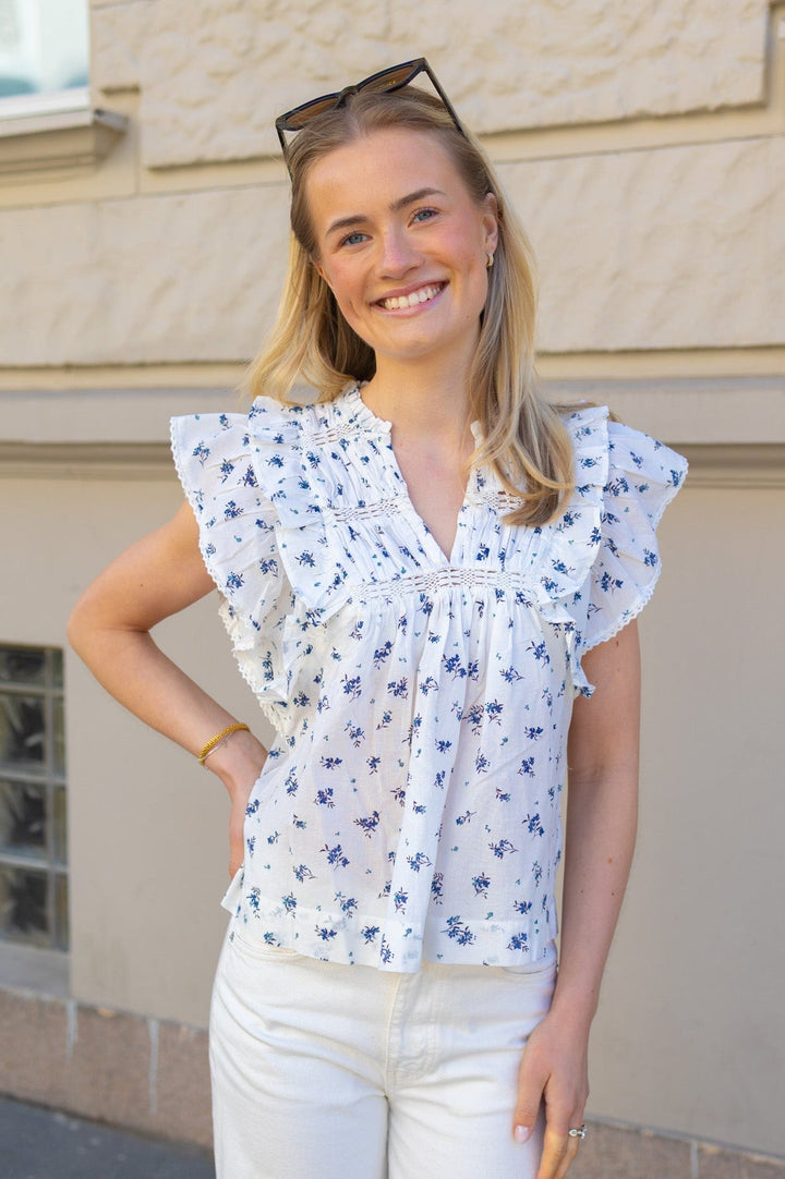 Jayla Small Blossom Top White Blue | Topper | Smuk