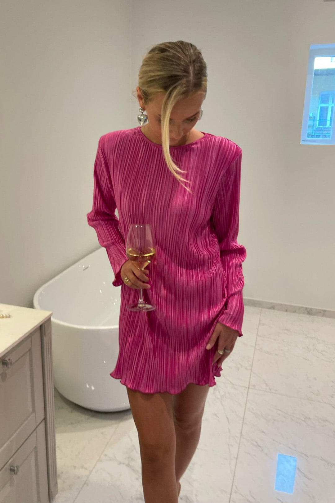 Kelly Plissé Dress Fuchsia Pink | Kjoler | Smuk - Dameklær på nett