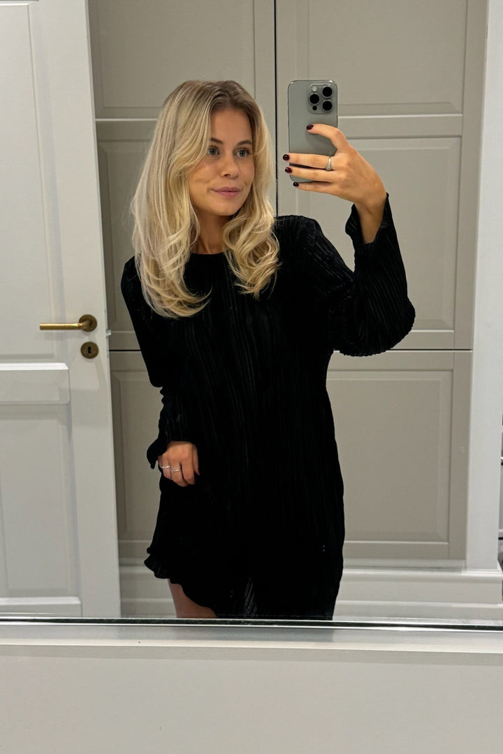 Kellyic Plisse Dress Black | Kjoler | Smuk - Dameklær på nett
