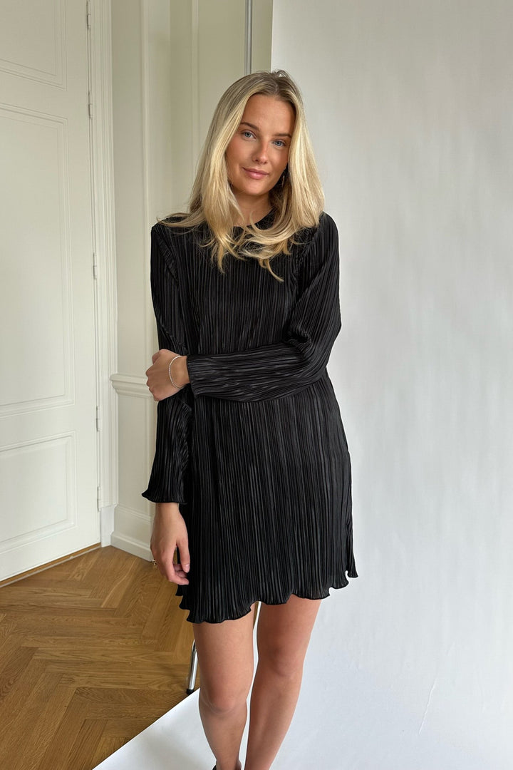 Kellyic Plisse Dress Black | Kjoler | Smuk - Dameklær på nett