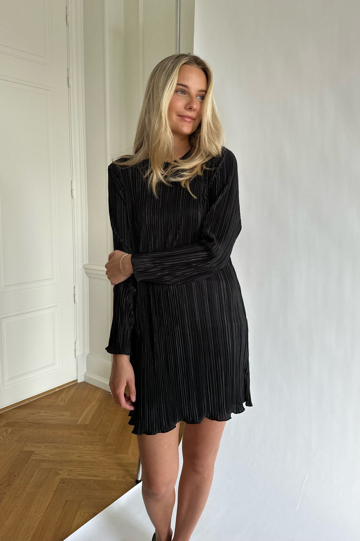 Kellyic Plisse Dress Black | Kjoler | Smuk - Dameklær på nett