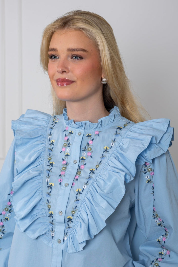 Kennie Ls Shirt Clear Sky W. Emb. | Skjorter og bluser | Smuk - Dameklær på nett