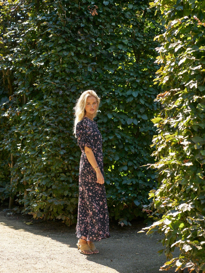 Kikka Mini Flower Dress Black | Kjoler | Smuk