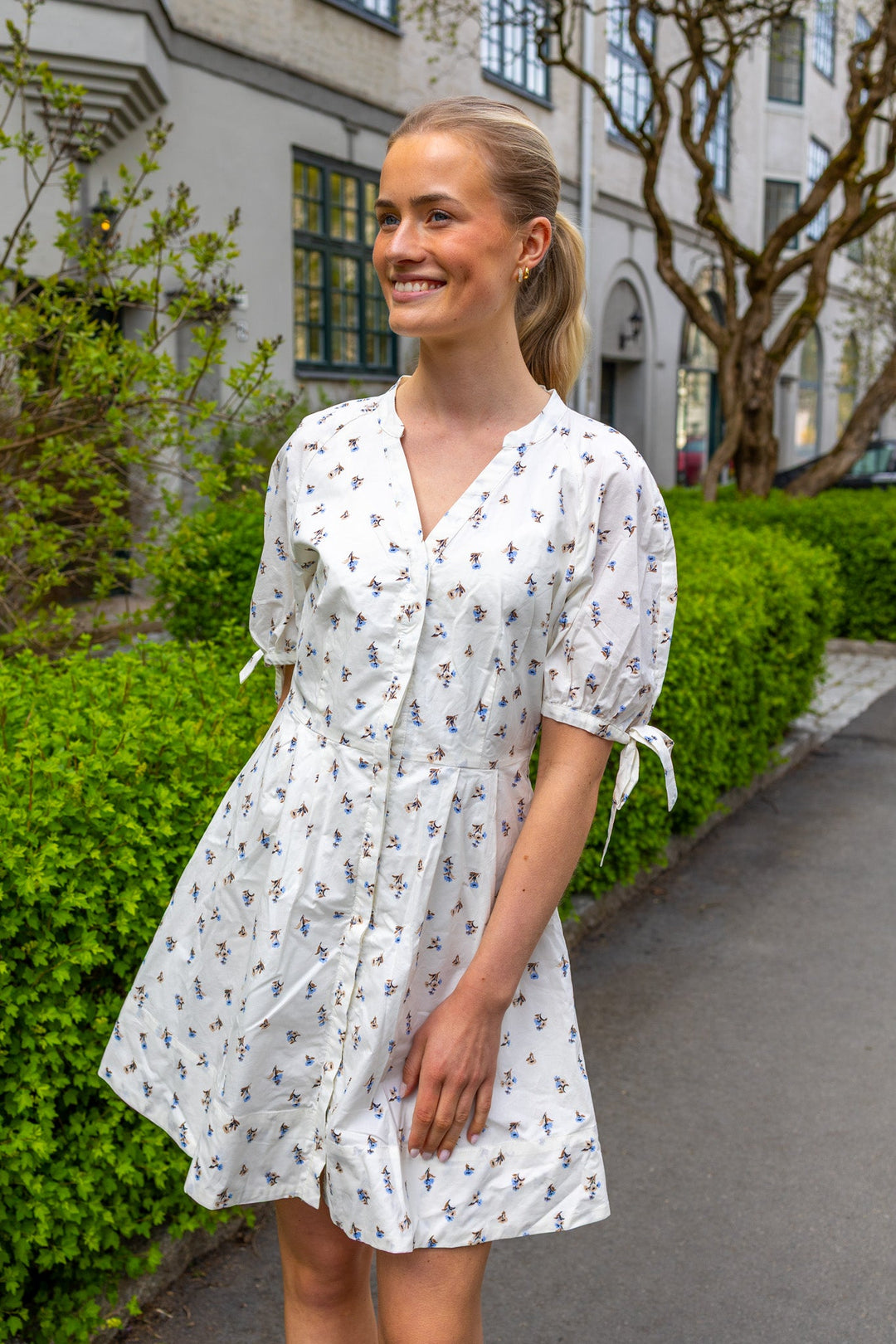 Lia Dress White Anemone Print | Kjoler | Smuk
