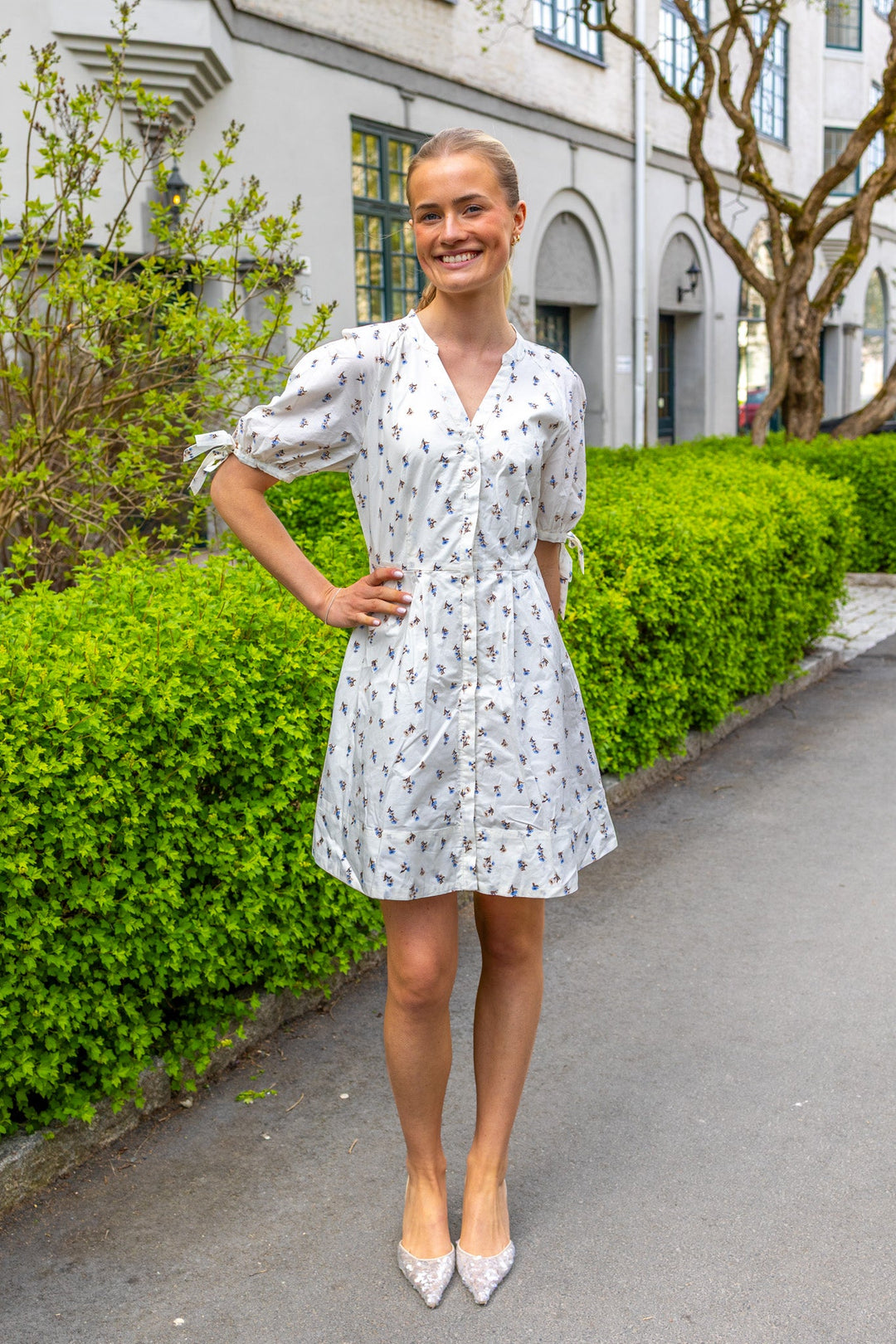 Lia Dress White Anemone Print | Kjoler | Smuk